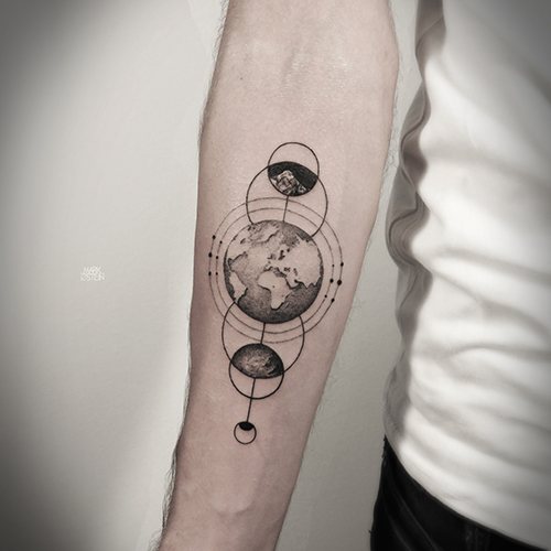 Tatouage géométrique sur le bras. Croquis de filles, d'hommes, en couleur, en noir et blanc