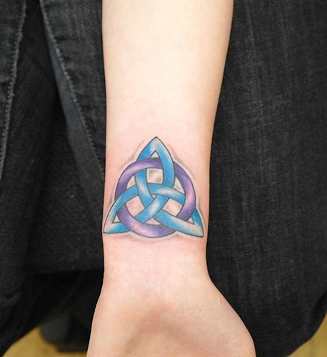 Tatouage géométrique sur le bras. Croquis de filles, d'hommes, en couleur, en noir et blanc