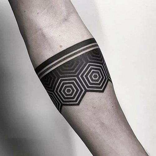 Tatouage géométrique sur le bras. Croquis de filles, d'hommes, en couleur, en noir et blanc