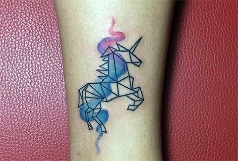 Tatouage géométrique sur la cheville