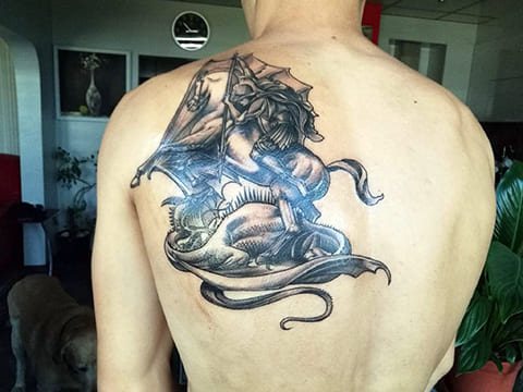 Tatouage de l'olympien George sur l'omoplate