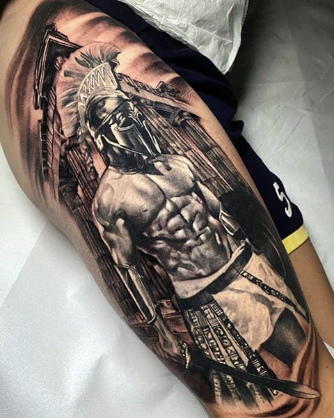 Tatouage gladiateur sur la hanche