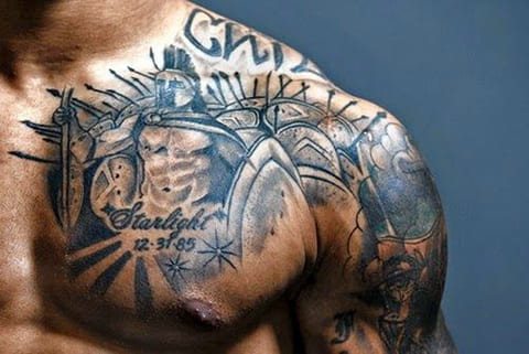 Tatouage gladiateur sur l'épaule et la poitrine