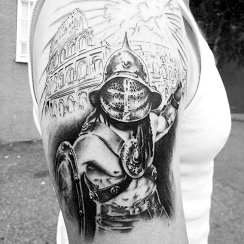 Tatouage de gladiateur sur l'épaule