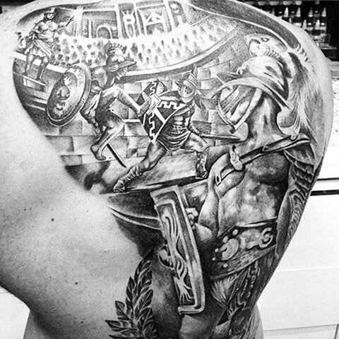 Tatouage gladiateur sur le dos