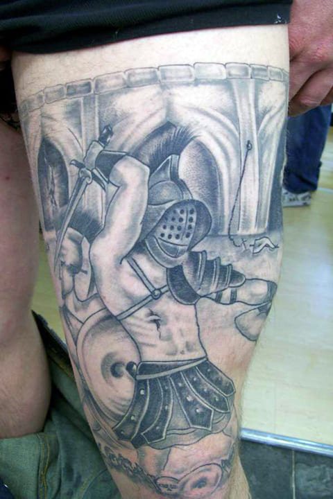 Tatouage d'un gladiateur avec une épée