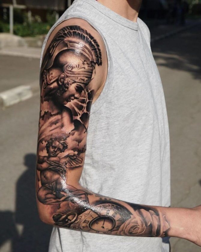 Tatouage d'un gladiateur sur l'épaule