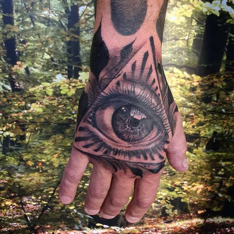 tatouage d'yeux dans un triangle