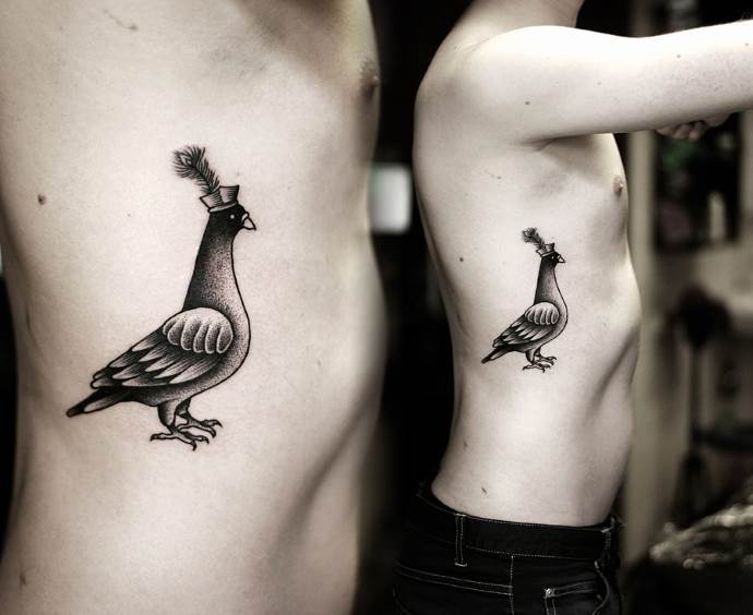 Tatouage d'une colombe sur vos côtes