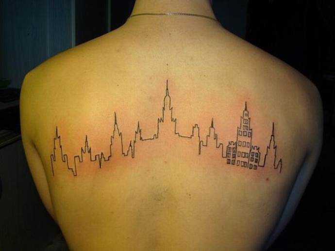 Tatouage d'une ville sur son dos