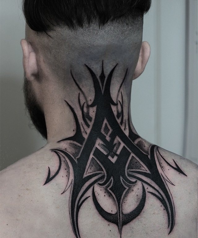 Tatouage graphique sur le cou