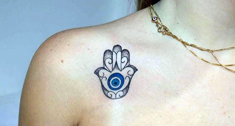 Tatouage d'un jambon sur la clavicule d'une fille