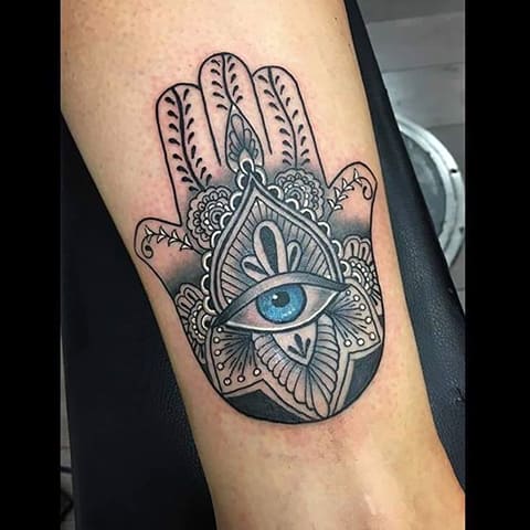 Tatouage d'un hamsa avec un œil