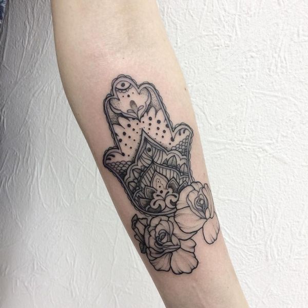 Tatouage de Hamsa avec des fleurs