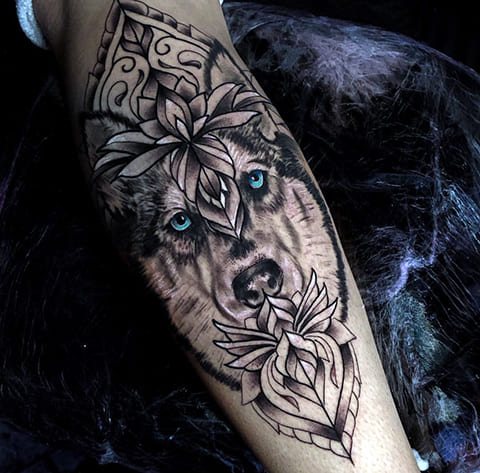 Tatouage de Husky sur la main