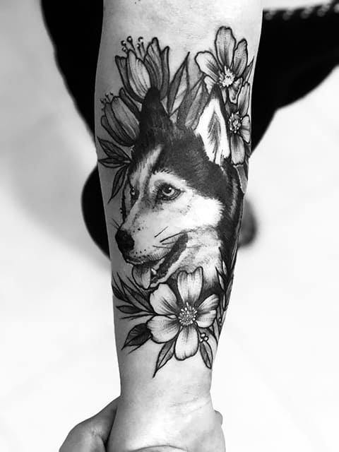 Tatouage de husky dans des fleurs