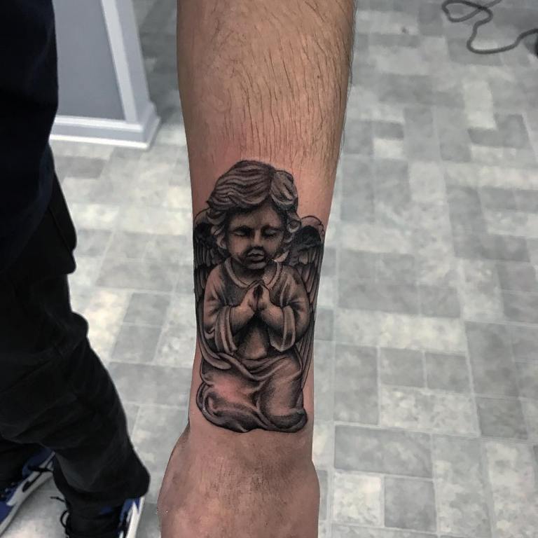 Tatouage d'un chérubin sur le poignet