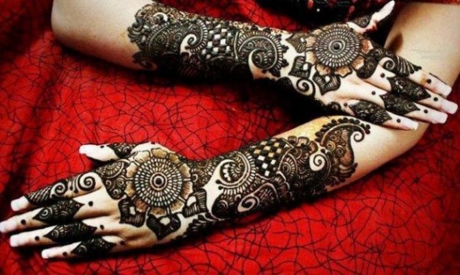 Un tatouage au henné (mehendi) sur le bras - léger, petits dessins. Combien de temps dure le tatouage ? Prix. Photo