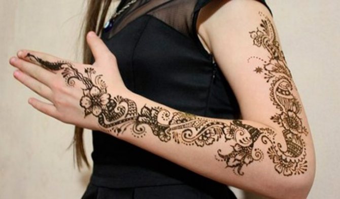 Le tatouage au henné (mehendi) sur votre bras est un motif léger et de petite taille. Combien de temps dure le tatouage ? Le prix. Photo