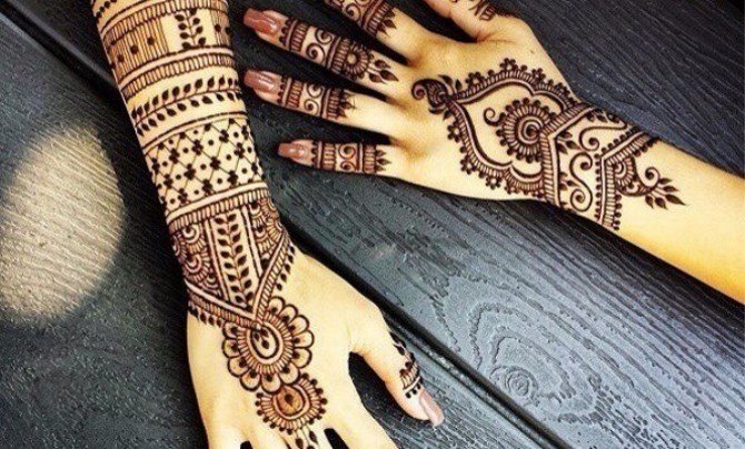 Tatouage au henné (mehendi) sur la main - facile, petites photos. Combien de temps dure le tatouage ? Prix. Photo