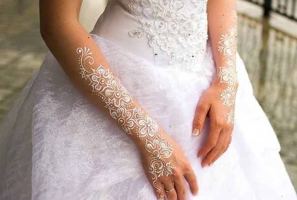 Tatouages au henné à la main (mehendi) - légers, petits motifs. Combien de temps le tatouage durera-t-il ? Prix. Photo