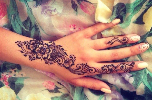 Tatouage au henné (mehendi) sur la main - facile, petites photos. Combien de temps dure le tatouage ? Prix. Photo