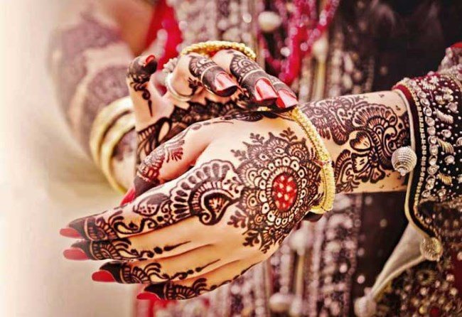Tatouage au henné (mehendi) sur la main - facile, petites photos. Combien de temps dure le tatouage ? Prix. Photo