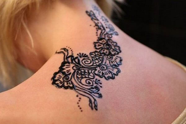 Tatouage au henné sur le dos des filles