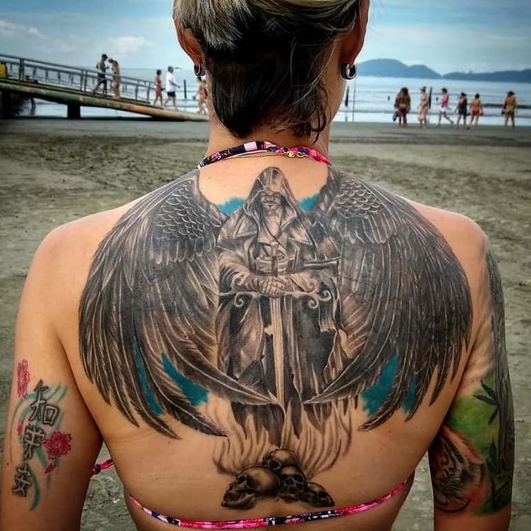 Tatouage d'un gardien sur son dos