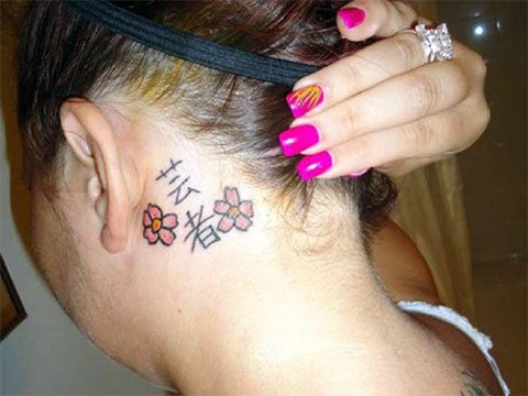 Tatouage de hiéroglyphes derrière l'oreille