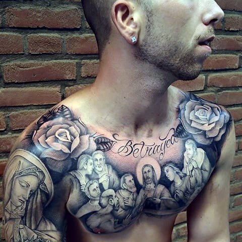 Tatouage de Jésus-Christ crucifié sur la poitrine