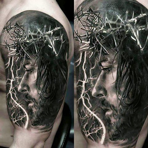 Tatouage de Jésus-Christ avec une couronne d'épines