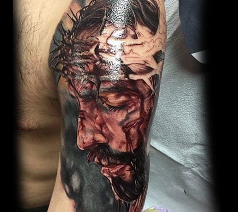 Tatouage de Jésus-Christ avec une couronne