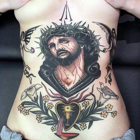 Tatouage de Jésus-Christ sur le ventre d'une fille
