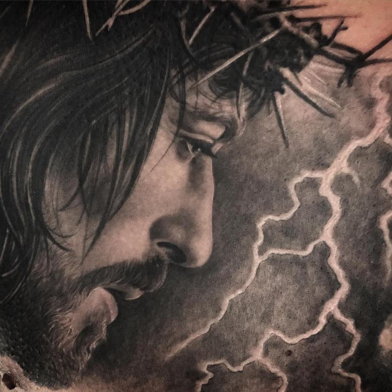 tatouage de Jésus sur la poitrine