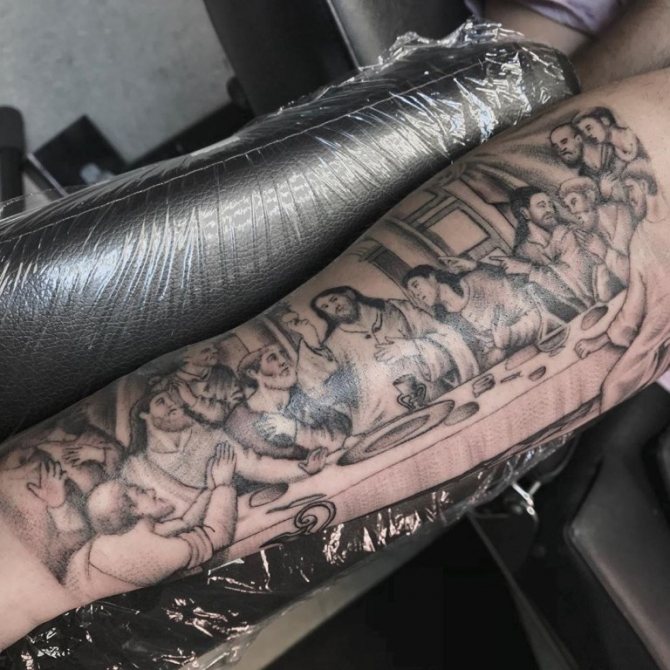 tatouage de jésus sur l'avant-bras