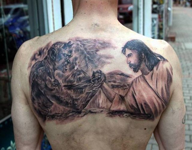 Tatouage de Jésus sur le bras, le dos, l'épaule, la poitrine. Signification, sur la croix, avec le diable, machine, colombe