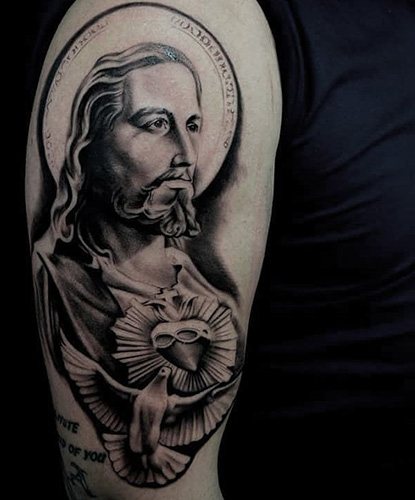 Tatouage de Jésus sur le bras, le dos, l'épaule, la poitrine. Signification, sur la croix, avec le diable, machine, colombe
