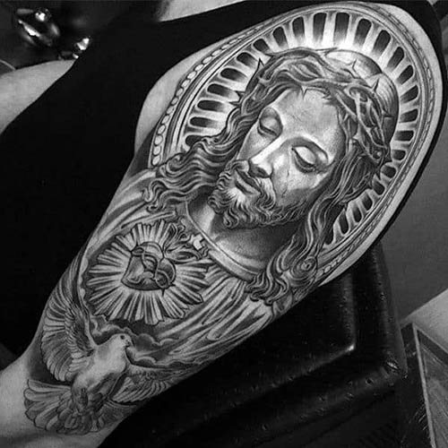 Tatouage de Jésus sur le bras, le dos, l'épaule, la poitrine. Signification, sur la croix, avec le diable, la mitrailleuse, la colombe