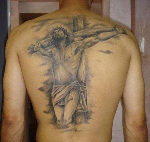 Tatouage de Jésus sur le bras, le dos, l'épaule, la poitrine. Signification, sur la croix, avec le diable, machine, colombe