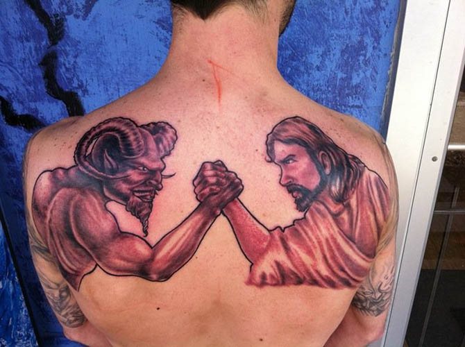 Tatouage de Jésus sur le bras, le dos, l'épaule, la poitrine. Signification, sur la croix, avec le diable, machine, colombe
