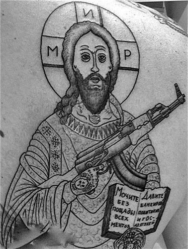 Tatouage de Jésus sur le bras, le dos, l'épaule, la poitrine. Signification, sur la croix, avec le diable, machine, colombe