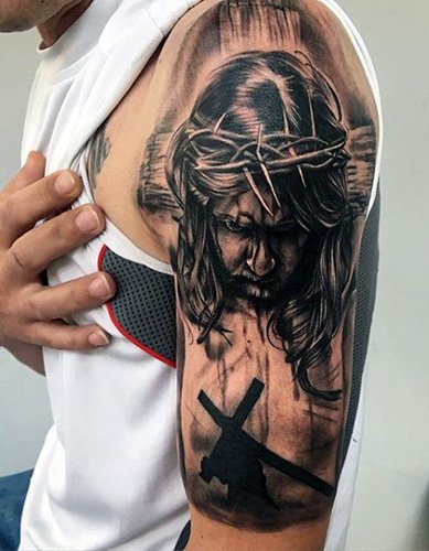 Tatouage de Jésus sur le bras, le dos, l'épaule, la poitrine. Signification, sur la croix, avec le diable, machine, colombe