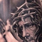 Tatouage de Jésus sur le bras, le dos, l'épaule, la poitrine. Signification, sur la croix, avec le diable, mitraillette, colombe