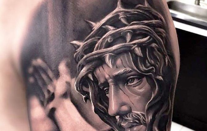 Tatouage de Jésus sur le bras, le dos, l'épaule, la poitrine. Signification, sur la croix, avec diable, mitrailleuse, colombe