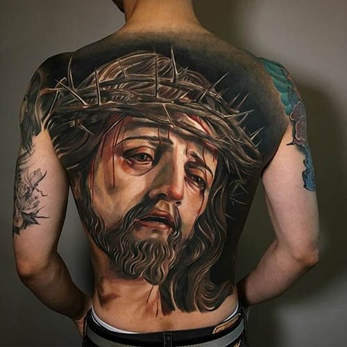 Tatouage de Jésus sur le bras, le dos, l'épaule, la poitrine. Signification, sur la croix, avec le diable, machine, colombe