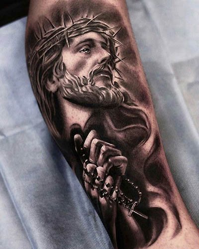Tatouage de Jésus sur le bras, le dos, l'épaule, la poitrine. Signification, sur la croix, avec le diable, mitrailleuse, colombe