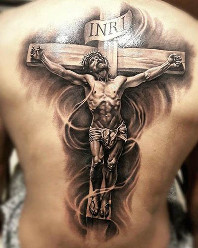 Tatouez Jésus sur le bras, le dos, l'épaule, la poitrine. Signification, sur la croix, avec le diable, machine, colombe