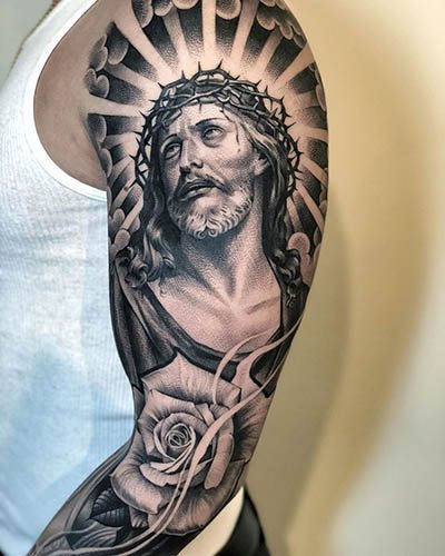 Tatouage de Jésus sur le bras, le dos, l'épaule, la poitrine. Signification, sur la croix, avec le diable, machine, colombe