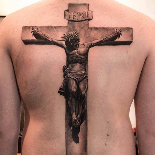 Tatouage de Jésus sur la main, le dos, l'épaule, la poitrine. Signification, sur la croix, avec le diable, mitrailleuse, colombe